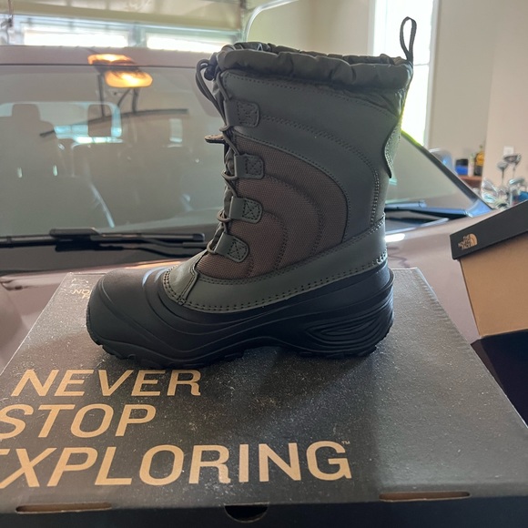 Brand new North Face boots - Picture 4 of 6